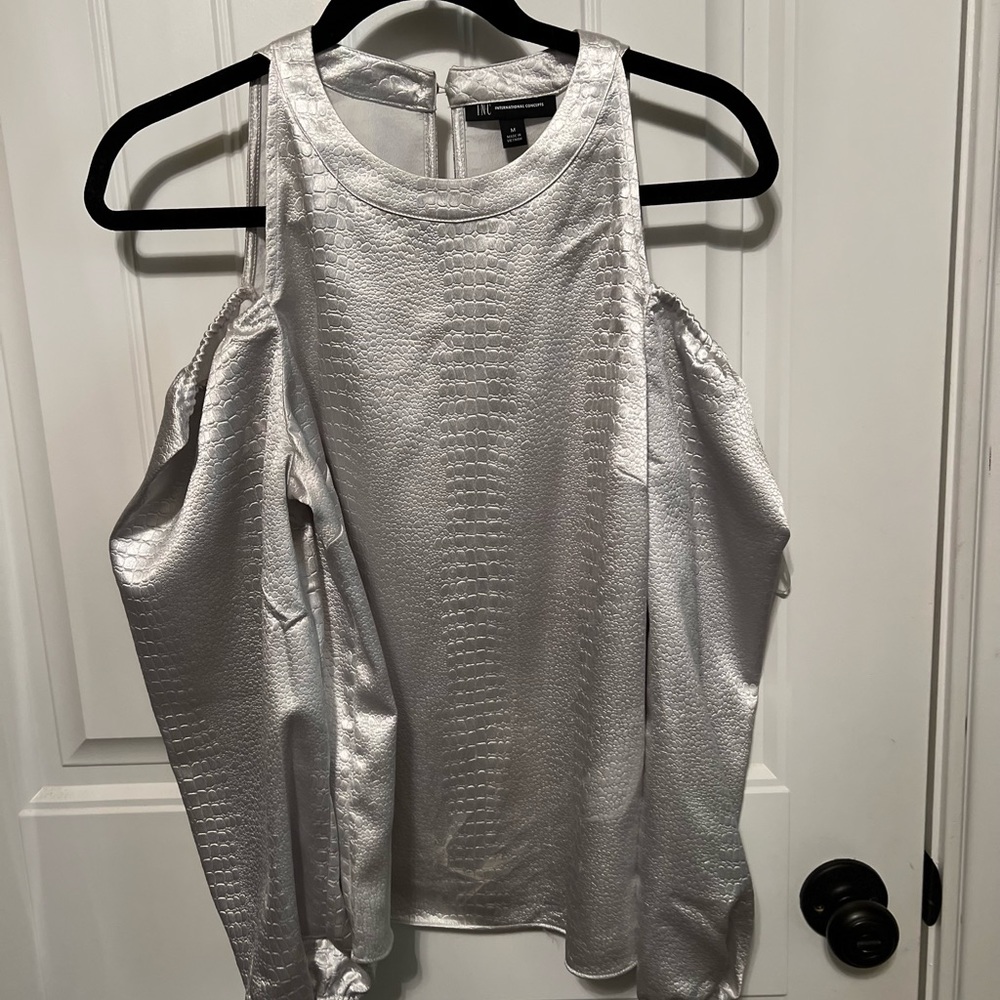 NWOT Silver INV textured like blouse. Stunning!